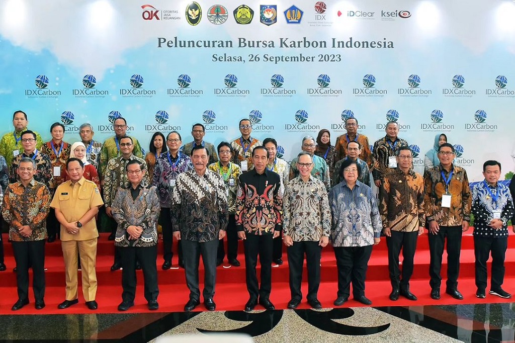 “Jika dikalkulasi, potensi bursa karbon kita bisa mencapai, potensinya Rp3.000 triliun, bahkan bisa lebih. Sebuah angka yang sangat besar, yang tentu ini akan menjadi sebuah kesempatan ekonomi baru yang berkelanjutan dan ramah lingkungan, sejalan dengan arah dunia yang sedang menuju kepada ekonomi hijau,” ujarnya.