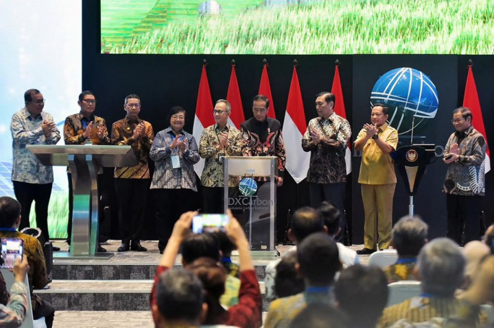Berdasarkan catatan Presiden, terdapat kurang lebih 1 gigaton karbondioksida (CO2) potensi kredit karbon yang bisa ditangkap.
