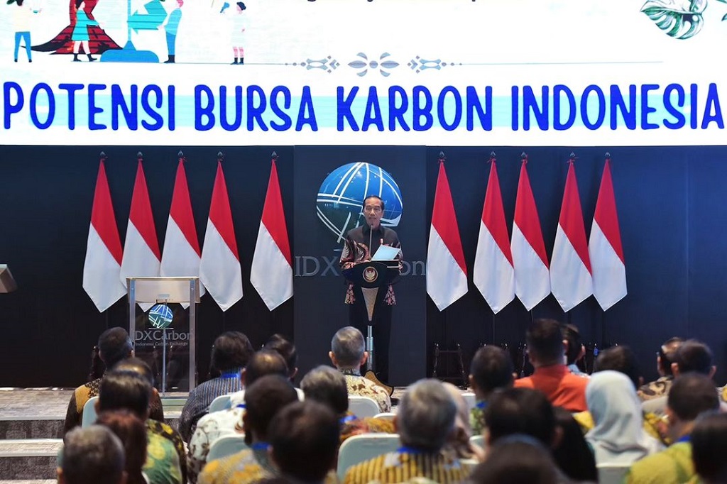 Presiden Joko Widodo secara resmi meluncurkan sekaligus membuka Perdagangan Perdana Bursa Karbon Indonesia, di Main Hall Bursa Efek Indonesia (BEI), di Jakarta, Selasa, 26 September 2023. Presiden mengatakan keberadaan Bursa Karbon Indonesia ini, merupakan bentuk kontribusi nyata Indonesia terdapat upaya menangani dampak dari perubahan iklim.