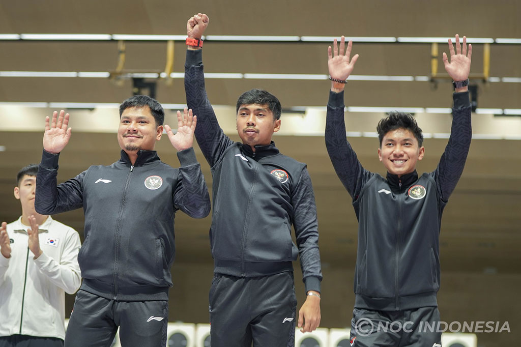 Selain medali emas, cabang olahraga menembak juga merebut medali perunggu melalui nomor 10 meter running target beregu, Selasa. Tim Indonesia yang diisi Tera, Julio Irfandi, dan Akbar Muhammad Badri berhak berada di posisi ketiga setelah mengumpulkan 1098 22.