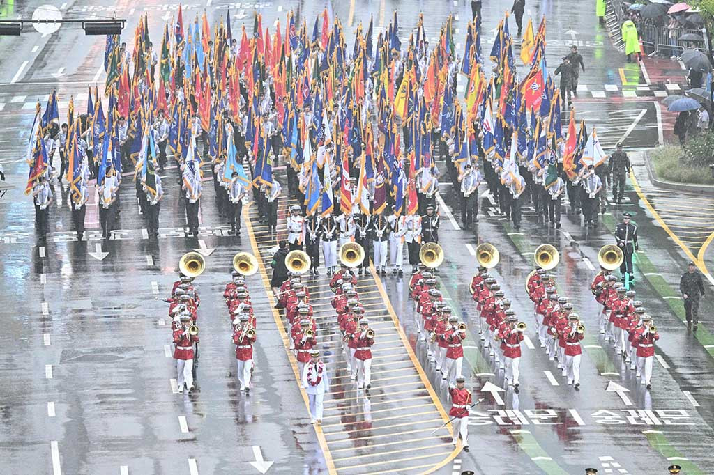 Pyongyang secara teratur mengadakan parade militer besar-besaran, namun acara semacam itu di Seoul secara tradisional diadakan setiap lima tahun untuk memperingati Hari Angkatan Bersenjata Korea Selatan.