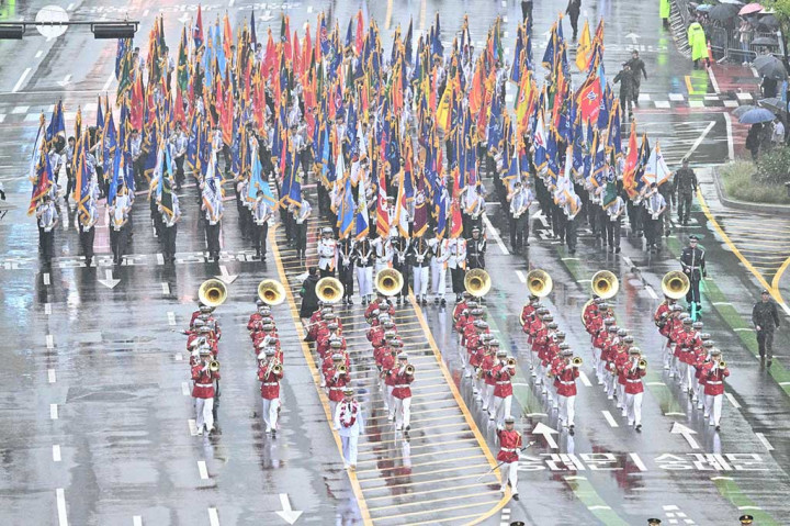 Pyongyang secara teratur mengadakan parade militer besar-besaran, namun acara semacam itu di Seoul secara tradisional diadakan setiap lima tahun untuk memperingati Hari Angkatan Bersenjata Korea Selatan.