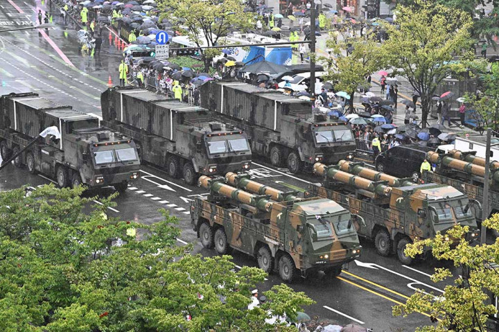 Pada suatu sore yang diguyur hujan, sekitar 6.700 tentara berbaris melalui pusat kota Seoul, disambut oleh kerumunan orang yang membawa payung dan mengibarkan bendera Korea Selatan.