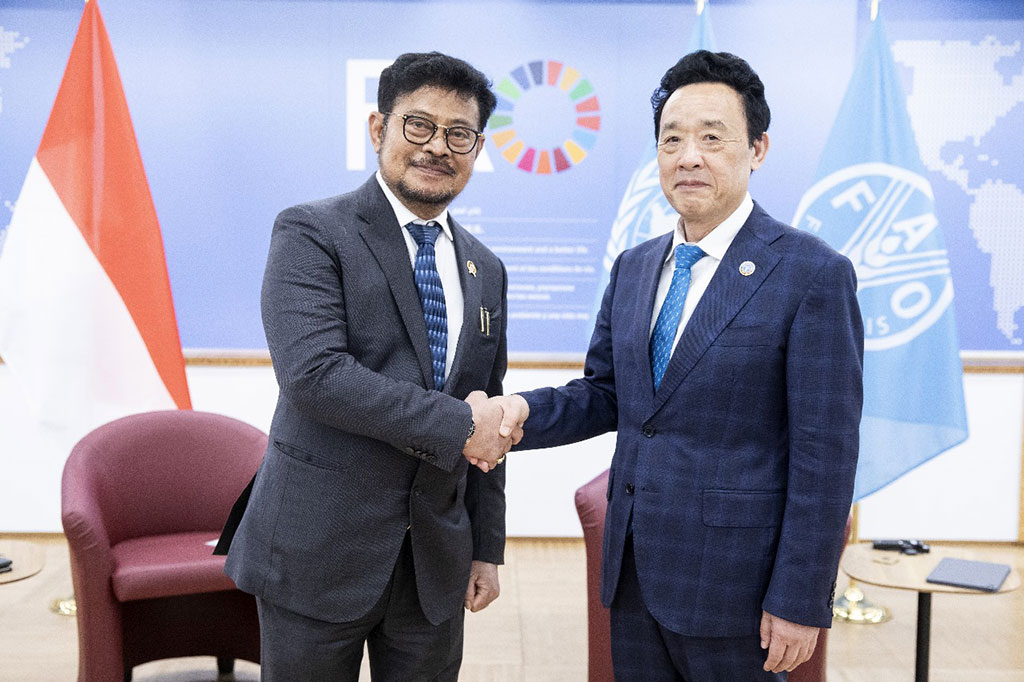 Menteri Pertanian Syahrul Yasin Limpo (Mentan SYL) menggelar pertemuan bilateral dengan Direktur Jenderal FAO, Qu Dongyu di Kantor Pusat FAO, Kota Roma, Italia, waktu setempat.  Dalam pertemuan ini, keduanya sepakat memperkuat kerjasama proyek Selatan Selatan dan Triangular atau KSST yang meliputi kawasan pasifik baik di Selatan Afrika maupun Selatan Asia.
