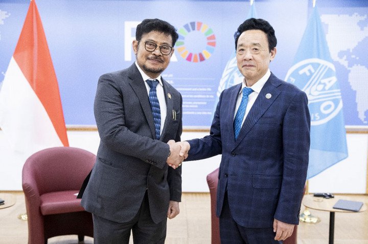 Menteri Pertanian Syahrul Yasin Limpo (Mentan SYL) menggelar pertemuan bilateral dengan Direktur Jenderal FAO, Qu Dongyu di Kantor Pusat FAO, Kota Roma, Italia, waktu setempat.  Dalam pertemuan ini, keduanya sepakat memperkuat kerjasama proyek Selatan Selatan dan Triangular atau KSST yang meliputi kawasan pasifik baik di Selatan Afrika maupun Selatan Asia.