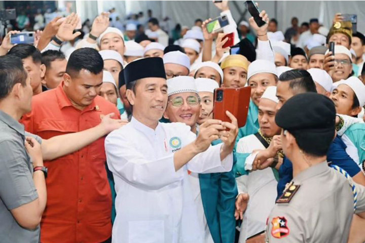 Oleh karena itu, Presiden sangat mengapresiasi peran para dai dan daiyah yang mau bekerja secara konkret ke desa-desa untuk membantu membangun dan menjaga desa. Jokowi juga mengapresiasi peran para dai dalam meningkatkan kualitas sumber daya manusia di desa, khususnya dalam pengembangan karakter, budi pekerti, hingga akhlak.