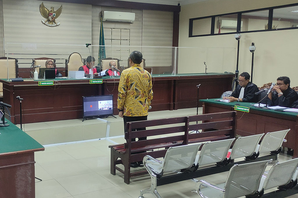 Wakil Ketua DPRD Jawa Timur (nonaktif) Sahat Tua Simanjuntak divonis 9 tahun penjara oleh Majelis Hakim Pengadilan Tipikor Surabaya, Selasa, 26 September 2023. Sahat didakwa bersalah menerima suap dana hibah Pemprov Jatim senilai Rp39,5 miliar.  