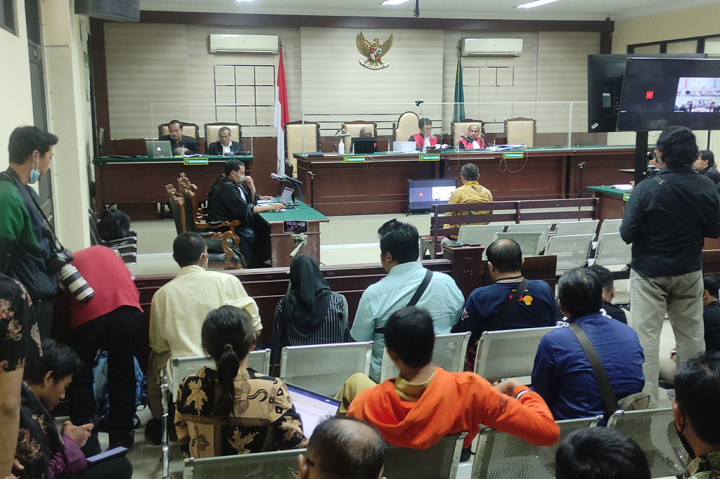 Selain vonis penjara 9 tahun, terdakwa Sahat juga dikenai denda Rp1 milliar subsider 6 bulan. Politisi Partai Golkar tersebut juga diwajibkan membayar uang pengganti senilai Rp39,5 miliar. Vonis 9 tahun penjara ini lebih rendah daripada tuntutan jaksa KPK sebelumnya. Pada sidang sebelumnya 8 September, Sahat dituntut jaksa 12 tahun penjara.