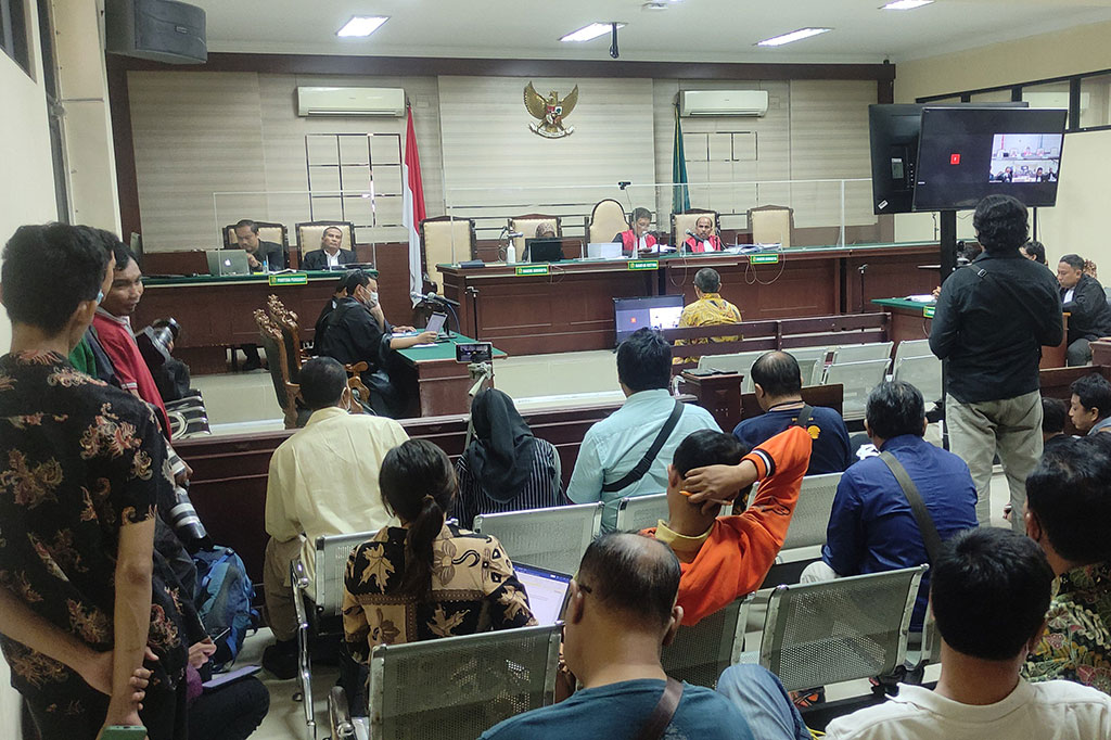 Sahat didakwa menerima suap yang disebut uang ijon senilai Rp39,5 miliar. Uang itu dari Kades Jelgung Kabupaten Sampang, Madura, Abdul Hamid, bersama Imam Wahyudi alias Eeng yang berperan sebagai koordinator lapangan dana hibah pokok pikiran (pokir). Tujuan pemberian suap agar bisa menerima dana hibah lebih besar. Uang ijon yang diterima Sahat itu senilai 25 persen dari dana hibah yang cair. 