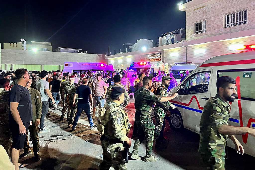 Di rumah sakit utama di Hamdaniyah, kota berpenduduk mayoritas Kristen di timur Mosul, seorang fotografer AFP melihat beberapa ambulans datang dengan sirene yang menggelegar dan puluhan orang berkumpul di halaman untuk mendonorkan darah.