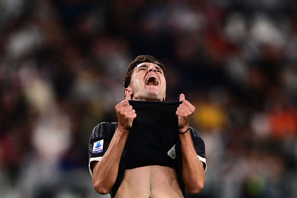 Juventus mengambil inisiatif menyerang terlebih dahulu sejak awal laga. Beberapa peluang tercipta namun tidak ada satupun yang berbuah gol. Skor imbang 0-0 bertahan hingga jeda.