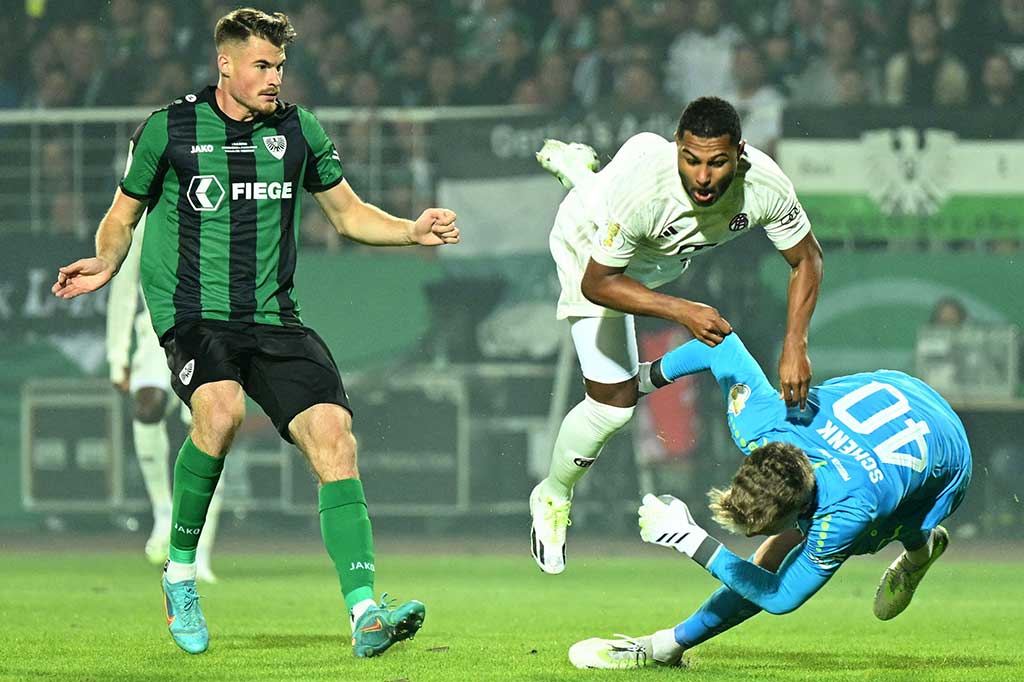 Pada pertandingan tersebut, Gnabry harus ditarik keluar lapangan dan digantikan Frans Kratzig pada menit ke-11.