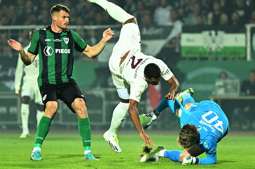 Gnabry cedera patah lengannya akibat benturan keras dengan kiper Johannes Schenk, yang dipinjamkan dari Bayern.