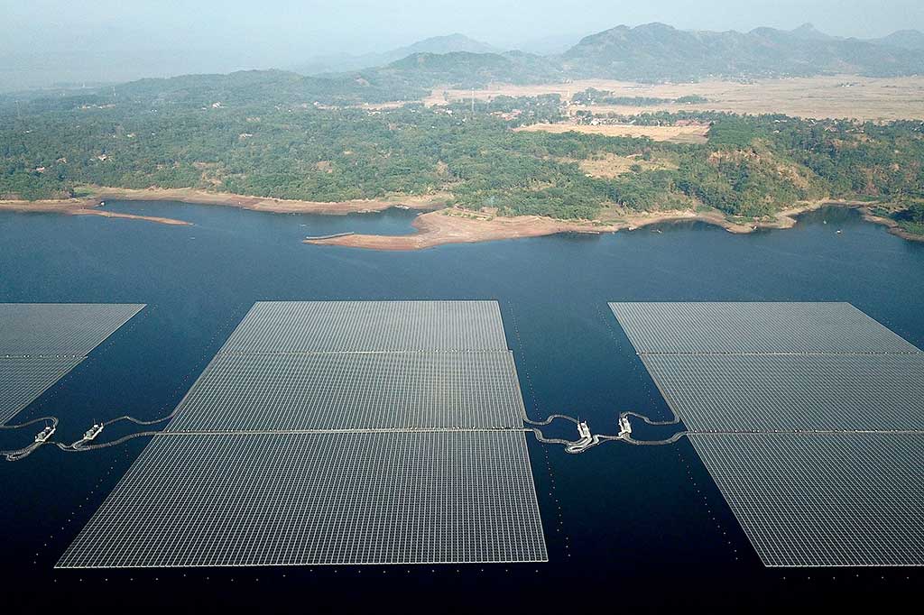 Susunan panel surya dari proyek Pembangkit Listrik Tenaga Surya (PLTS) terapung di Waduk Cirata, Purwakarta, Jawa Barat, Selasa, 26 September 2023.