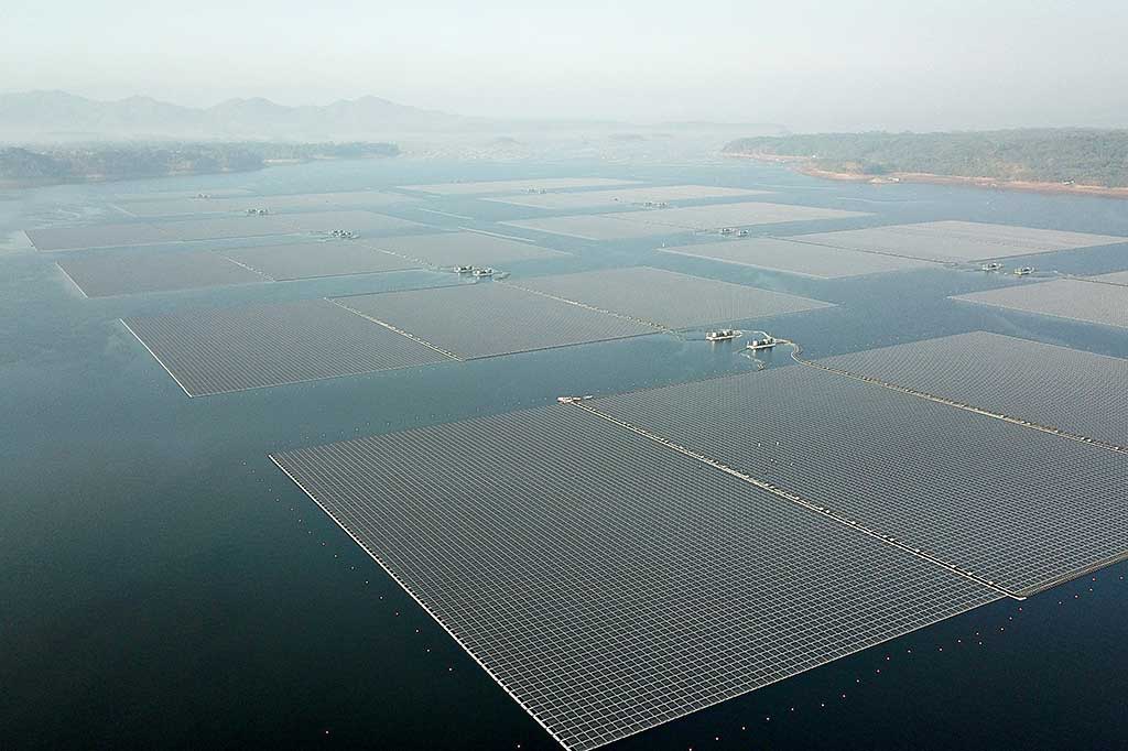 Proyek dengan nilai investasi Rp 1,7 triliun dengan bentang area seluas 200 hektar tersebut mampu memproduksi 245 juta kWh energi bersih per tahun dan mampu melistriki setara lebih dari 50 ribu rumah serta akan menekan emosi karbon lebih dari 200 ribu ton per tahun.