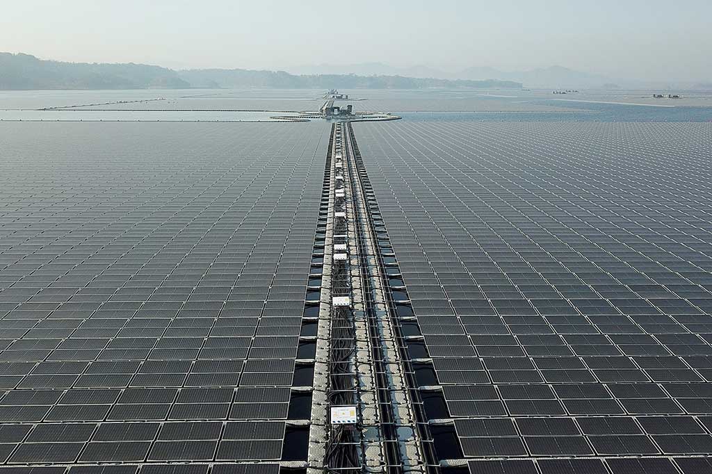 Ia menjelaskan PLTS terapung Cirata merupakan hasil kolaborasi antara subholding PLN Nusantara Power dengan perusahaan energi asal Uni Emirat Arab (UEA), Masdar. Lewat kolaborasi, proyek itu mampu menyerap lebih dari 1.400 tenaga kerja lokal. Dengan menerapkan teknologi yang canggih, PLTS tersebut juga turut melahirkan kompetensi baru bagi PLN.