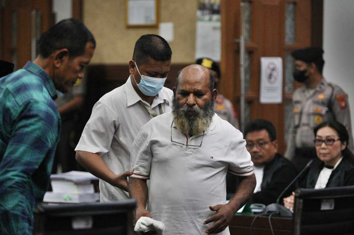 Terdakwa Gubernur nonaktif Papua Lukas Enembe memasuki ruang sidang untuk menjalani sidang duplik dalam perkara gratifikasi dan suap di Pengadilan Tipikor, Jakarta Pusat, Rabu, 27 September 2023.