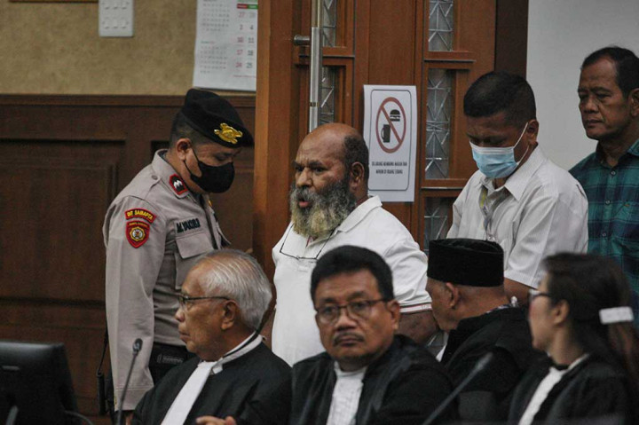 Lukas juga memohon kepada majelis hakim supaya rekening bank miliknya, istrinya, Yulce Wenda, dan anaknya, Astract Bona T. M. Enembe, dibuka kembali dari pemblokiran, karena dia menilai istri dan anaknya tidak memiliki hubungan dengan perkara tersebut. Dia juga meminta aset-aset miliknya yang telah disita untuk dikembalikan.