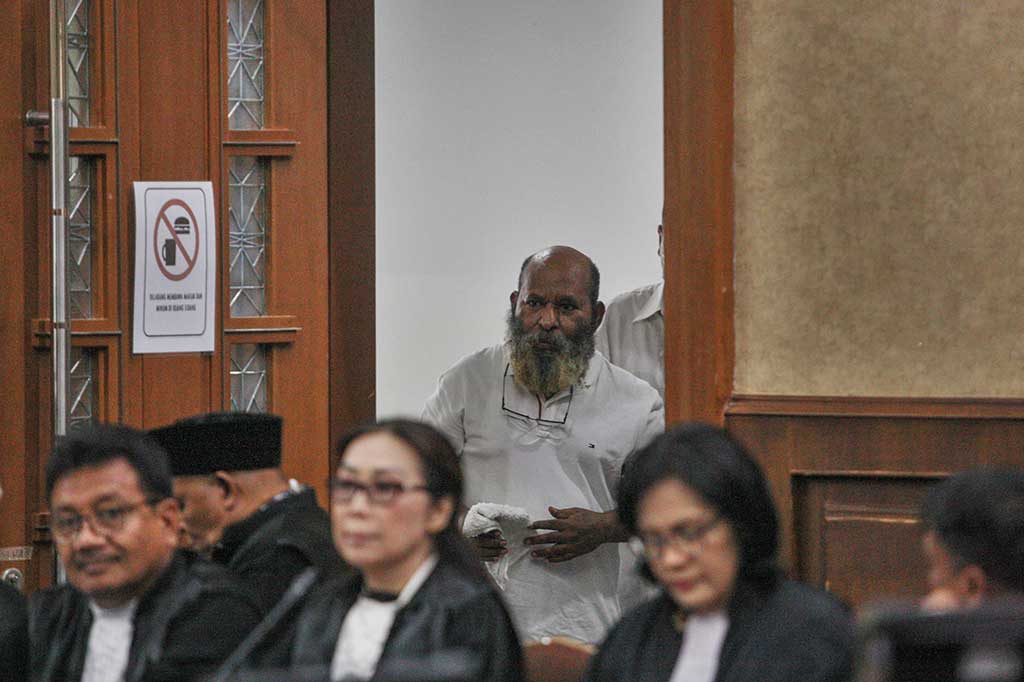 Dalam dupliknya, Lukas turut memohon agar tidak dizalimi dengan kasus-kasus baru, seperti tindak pidana pencucian uang (TPPU) atau kepemilikan jet pribadi.