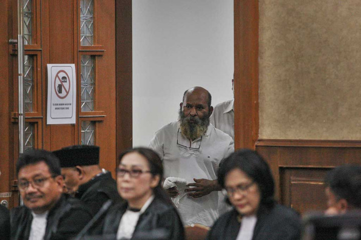 Dalam dupliknya, Lukas turut memohon agar tidak dizalimi dengan kasus-kasus baru, seperti tindak pidana pencucian uang (TPPU) atau kepemilikan jet pribadi.