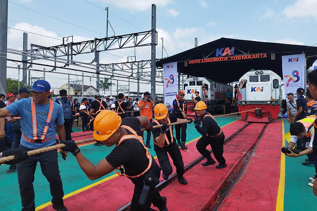 Setiap kelompok terdiri dari 10 orang peserta. Mereka menarik lokomotif jenis Lok CC 204 yang memiliki berat sekitar 80 ton sejauh 15 meter. Perlombaan menggunakan dua lintasan yang sejajar. Kelompok yang paling cepat sampai finish dinyatakan sebagai pemenang.