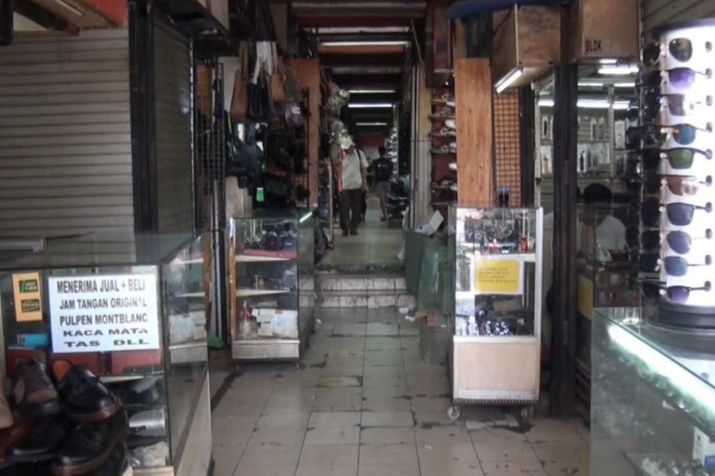 Pasar Taman Puring, Kebayoran Baru, Jakarta Selatan, atau yang dikenal dengan surganya barang-barang import kini tak lagi seperti dulu. Selasa, 26 September 2023 siang, aktifitas jual beli di Pasar Taman Puring tersebut terlihat sepi. 