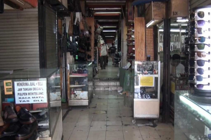 Pasar Taman Puring, Kebayoran Baru, Jakarta Selatan, atau yang dikenal dengan surganya barang-barang import kini tak lagi seperti dulu. Selasa, 26 September 2023 siang, aktifitas jual beli di Pasar Taman Puring tersebut terlihat sepi. 