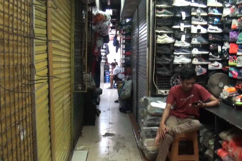Tak sedikit sejumlah toko memilih tutup karena tekor untuk membayar sewa sedangkan penjualan menurun bahkan tidak ada.