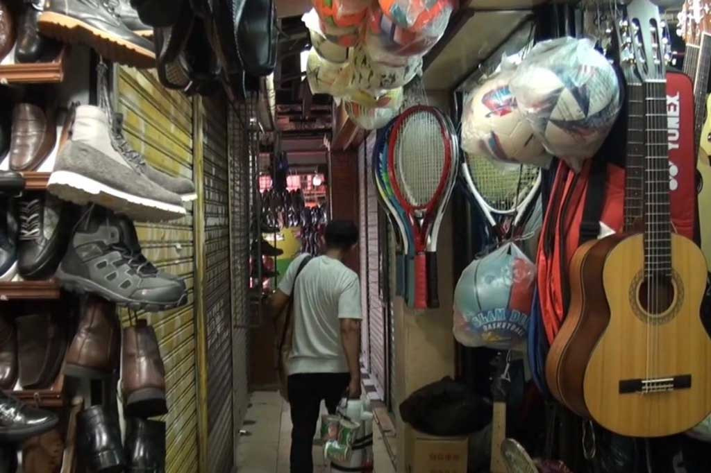 Para pedagang mengaku  penjualan yang sepi yang berdampak menurunnya pendapatan hingga 70 persen diakui mereka karena imbas banyaknya penjualan di dunia digital saat ini. Mereka berharap agar pemerintah untuk membatasi atau mengatur penjualan online yang berdampak pada penjualan offline.