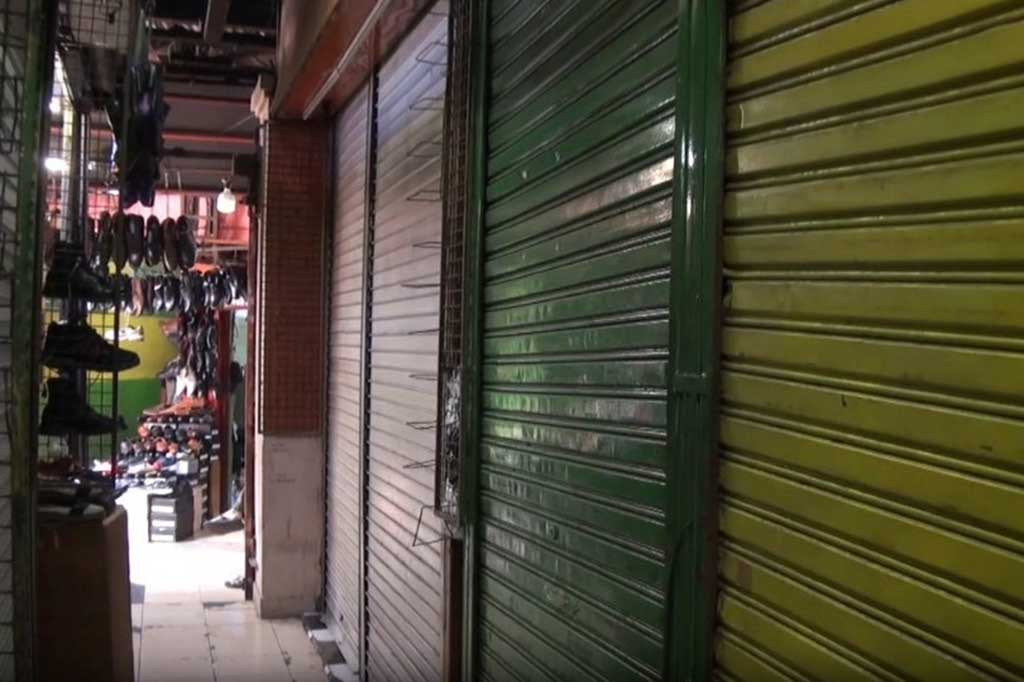 Sejumlah pedagang di Pasar Taman Puring mengeluhkan sepinya pembeli imbas dari penjualan di media sosial. Penurunan terjadi hingga 70 persen tingkat penjualan. Pedagang berharap agar pemerintah dapat membatasi atau mengatur penjualan di media sosial agar omset pedagang di Pasar Taman Puring kembali normal. 