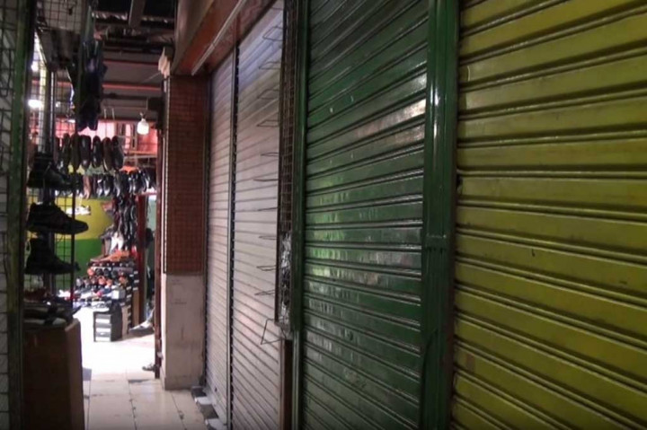 Sejumlah pedagang di Pasar Taman Puring mengeluhkan sepinya pembeli imbas dari penjualan di media sosial. Penurunan terjadi hingga 70 persen tingkat penjualan. Pedagang berharap agar pemerintah dapat membatasi atau mengatur penjualan di media sosial agar omset pedagang di Pasar Taman Puring kembali normal. 