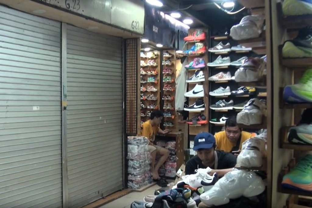 Seperti diketahui, imbas dari penjualan di platform digital sangat berdampak sepinya aktifitas jual beli dicsejumlah toko offline. Tidak hanya di Pasar Taman Puring,  salah satu pasar terbesar di Asia Tenggara, Pasar Tanah Abang kini juga sepi pembeli akibat para warga beralih ke penjualan platfrom digital. 