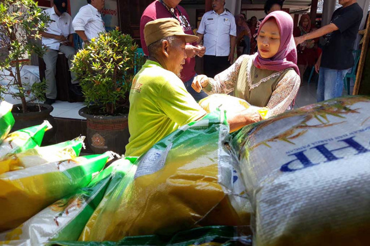 Betapa sulitnya mendapatkan beras sampai warga harus antre berjam-jam dalam pasar murah beras medium Program Stabilisasi Pasokan dan Harga Pangan (SPHP) Bulog Malang di Kecamatan Singosari, Kabupaten Malang, Jawa Timur, Rabu, 27 September 2023.