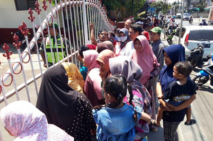 Kendati sudah antre cukup lama, tapi beras yang dijual ternyata tidak mencukupi kebutuhan. Sebagian warga pun gagal membeli beras, sebab beras murah terbilang langka.