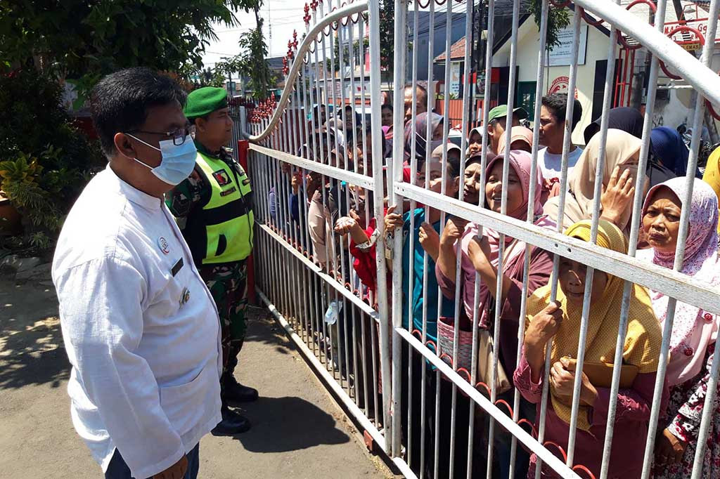 Warga yang antre membeli beras murah itu kebanyakan ibu-ibu, di antaranya lanjut usia. Mereka menyerbu pasar murah agar anak-anak mereka bisa makan, apalagi momennya bertepatan dengan Maulid Nabi Muhammad SAW 1445 H.