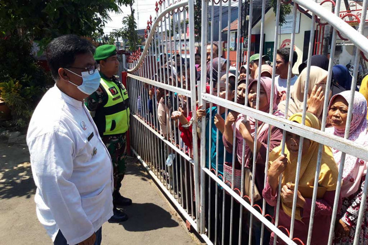 Warga yang antre membeli beras murah itu kebanyakan ibu-ibu, di antaranya lanjut usia. Mereka menyerbu pasar murah agar anak-anak mereka bisa makan, apalagi momennya bertepatan dengan Maulid Nabi Muhammad SAW 1445 H.