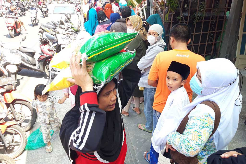 Saking banyaknya warga yang ingin membeli beras, petugas terpaksa menutup pagar guna mencegah warga merangsek masuk ke pendapa kecamatan. Warga yang tidak bisa masuk melayangkan protes. Ada yang mengatakan beli beras saja seperti dipenjara, padahal lokasinya di kantor kecamatan. Mereka ingin mendapatkan hak yang sama bisa membeli beras seperti warga lainnya yang antre di pendapa kecamatan.