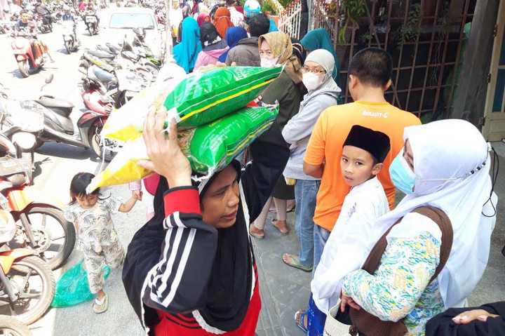 Saking banyaknya warga yang ingin membeli beras, petugas terpaksa menutup pagar guna mencegah warga merangsek masuk ke pendapa kecamatan. Warga yang tidak bisa masuk melayangkan protes. Ada yang mengatakan beli beras saja seperti dipenjara, padahal lokasinya di kantor kecamatan. Mereka ingin mendapatkan hak yang sama bisa membeli beras seperti warga lainnya yang antre di pendapa kecamatan.