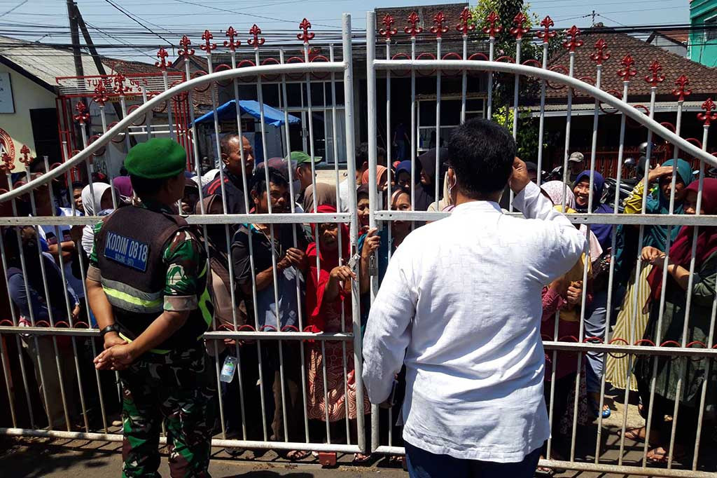 Masyarakat membutuhkan beras murah lantaran harga beras medium di pasar terbilang mahal, yakni Rp13.500 per kg dari semestinya Rp10.900 per kg sesuai Peraturan Badan Pangan Nasional No. 7 Tahun 2023.