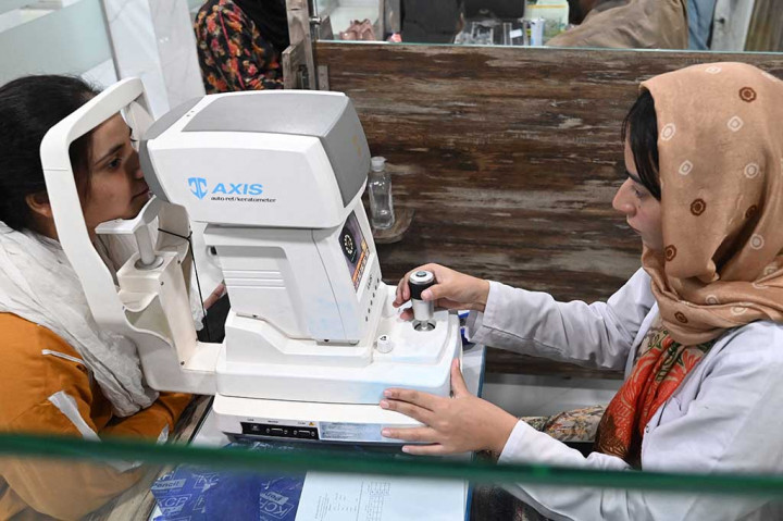 “Penutupan ini diumumkan sebagai langkah proaktif untuk memberikan perlindungan maksimal kepada siswa terhadap infeksi,” kata juru bicara departemen pendidikan Punjab Zulfiqar Ali kepada AFP.