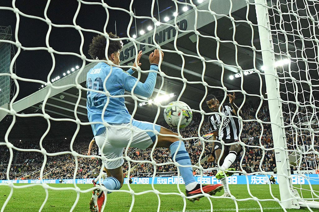 Alexander Isak mencetak satu-satunya gol di St. James' Park dalam pertandingan antara dua tim yang banyak berubah.