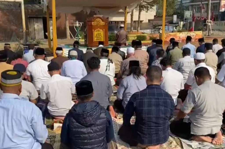 Pemerintah Daerah Kabupaten Sukabumi terus berupaya melakukan penanganan kekeringan dampak akibat kemarau panjang saat ini.  Selain pendistribusian air bersih, ratusan warga bersama Forkopimcam Cibadak dan MUI Kabupaten Sukabumi menggelar salat istisqa dan memohon doa di Lapangan Sekarwangi Cibadak untuk meminta pertolongan Allah SWT agar diturunkan hujan. 