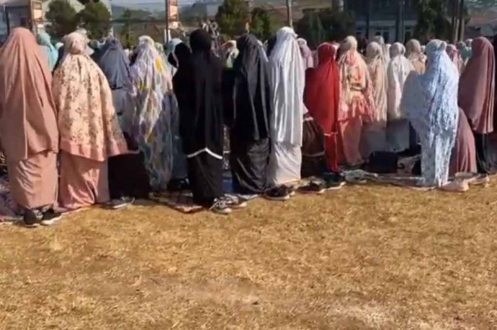 Pelaksanaan salat sunah ini pun dipadati warga yang datang dari berbagai lokasi agar dampak kekeringan bisa tertangani dengan turunnya hujan dan kembali normal. Dampak kekeringan yang dirasakan warga selama hampir tiga bulan ini juga tersebar di 25 kecamatan di Kabupaten Sukabumi yang berdampak pada krisis air dan gagal panen. 