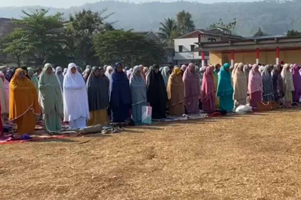 Bahkan di wilayah Sukabumi selatan tercatat lokasi yang sering dilanda kebakaran hutan dan lahan. Pihaknya memperkirakan lahan yang sudah terbakar mencapai lebih dari 30 hektare lahan. 