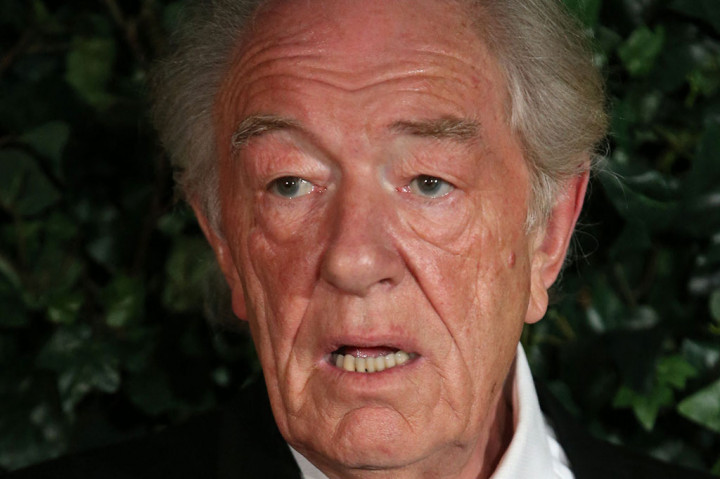 Aktor Inggris-Irlandia Michael Gambon, yang terkenal karena memerankan Albus Dumbledore dalam enam dari delapan film 'Harry Potter', meninggal di rumah sakit pada usia 82 tahun.