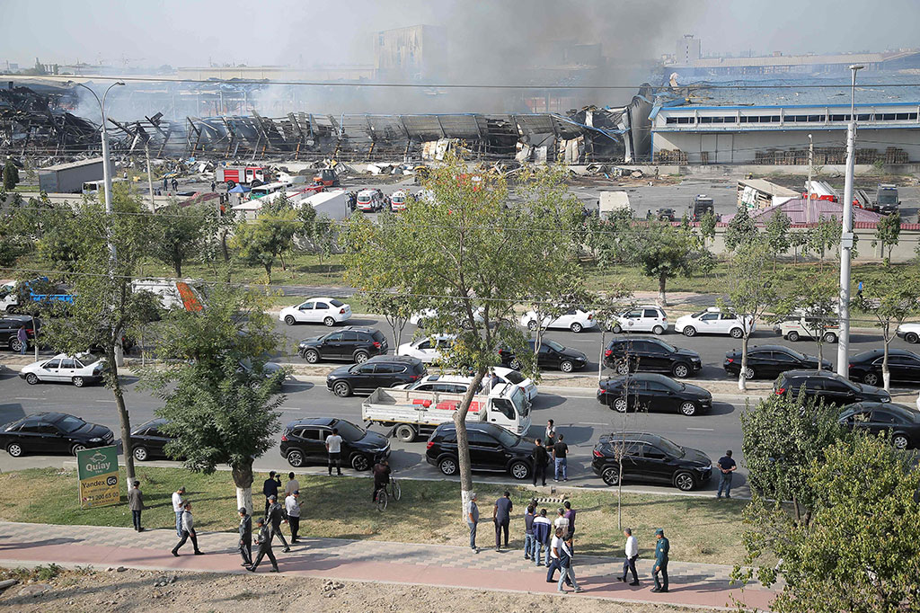 Kementerian Situasi Darurat mengatakan petir yang kuat telah menyebabkan ledakan, kemudian menyebabkan kebakaran di sebuah gudang di zona bandara.