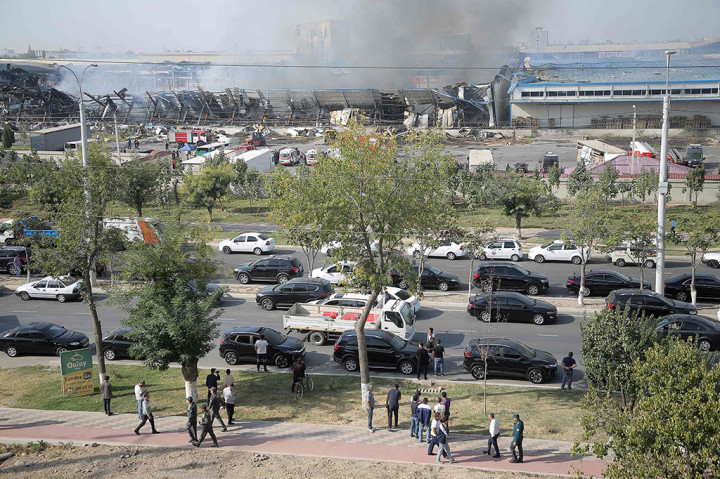 Kementerian Situasi Darurat mengatakan petir yang kuat telah menyebabkan ledakan, kemudian menyebabkan kebakaran di sebuah gudang di zona bandara.