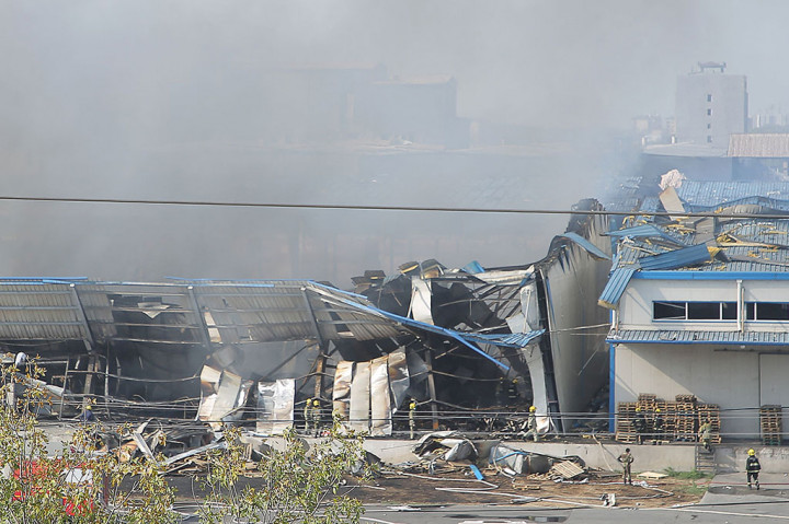 Seorang jurnalis AFP di lokasi kejadian menyatakan, ledakan terus terdengar beberapa jam setelah kebakaran terjadi ketika kru darurat berusaha mengatasi kebakaran dan staf ambulans bekerja untuk mengevakuasi mereka yang terluka.