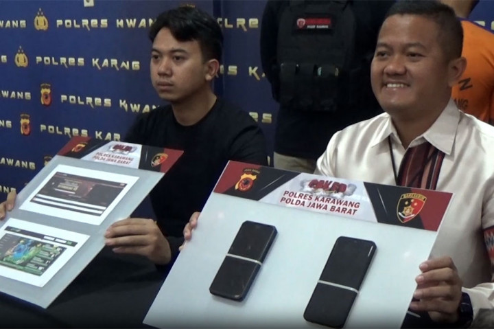 Selain menangkap pelaku, polisi juga menyita sejumlah barang bukti berupa empat buah lembar kertas rekapan togel, sejumlah uang tunai, dan empat buah handpone.
