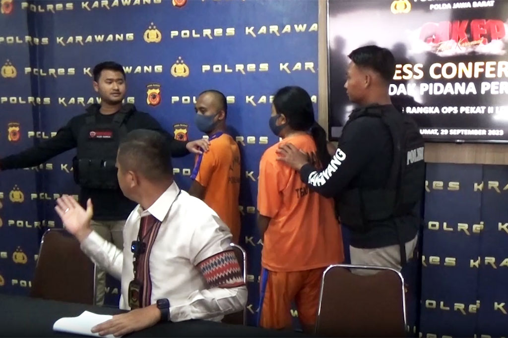 Pelaku yang diringkus polisi yakni berinisial O-M, 49, warga Lemah Abang, Kabupaten Karawang, Jawa Barat. Pelaku merupakan bandar judi online, sekaligus residivis dalam kasus yang sama yakni tindak pidana perjudian. Menurut petugas, pelaku telah beroperasi sejak awal tahun dan setiap bulannya berhasil meraup keuntungan minimal Rp5 juta.